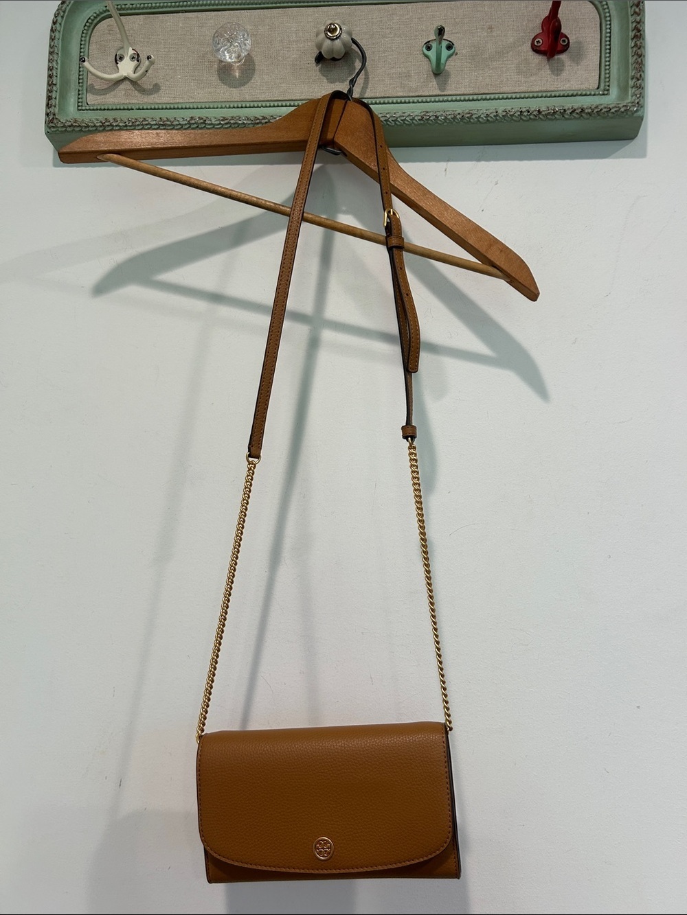 Tory Burch Saddle Brown Pebbled Leather Crossbody with Gold Chain tigers eye new